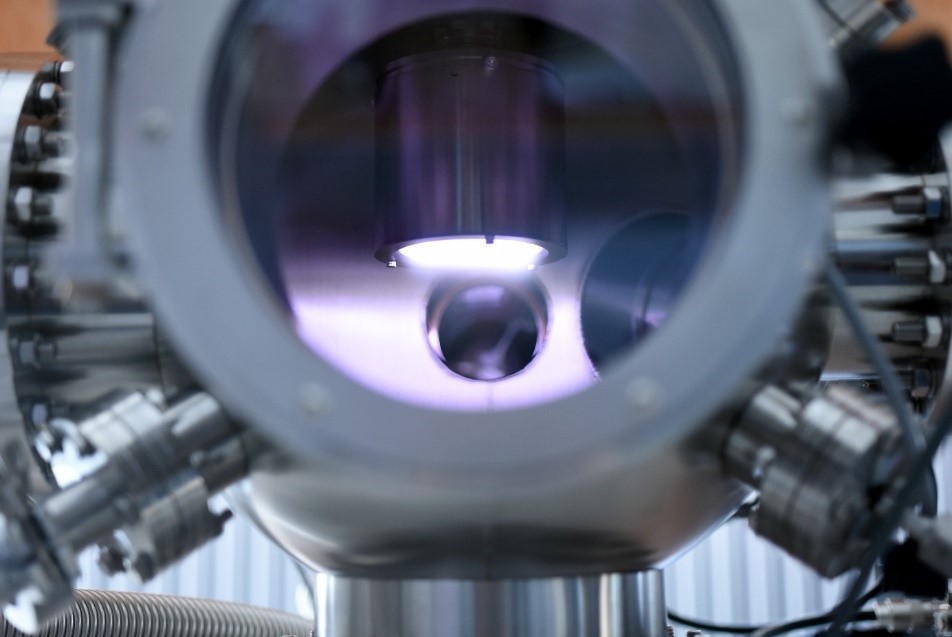 Plasmagen : Exemple de plasma généré dans notre enceinte sous vide à l’aide d’une cible de titane dans une atmosphère d’argon pur.